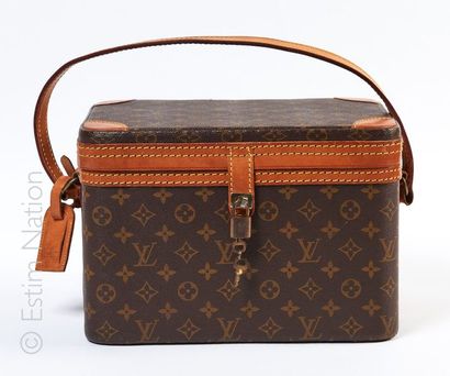 LOUIS VUITTON vintage VANITY-CASE en toile Monogram et cuir naturel, anse, intérieur...