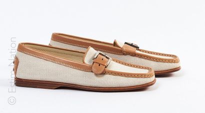 Tod's PAIRE DE MOCASSINS en toile beige et chevreau camel, boucle argentée, talons...