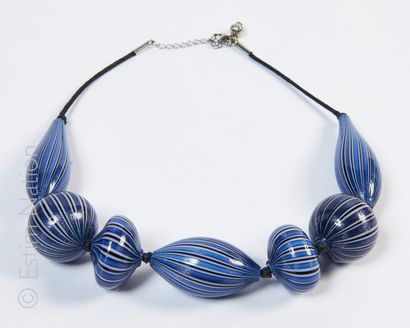 SALVIATI - VENEZIA 1859 COLLIER composé de perles de verres soufflé coloré bleu rehaussé...