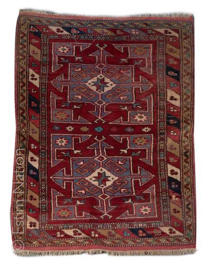 LOT DE 3 TAPIS Lot composé de 3 tapis en laine


Tailles variées jusqu'à 95 x 125...