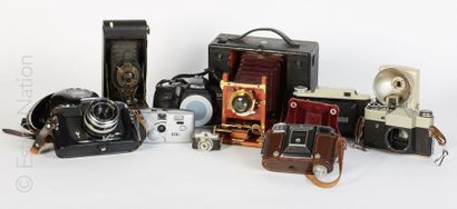 COLLECTION D'APPAREILS PHOTO Collection d'appareils photo anciens de marque Kodak,...