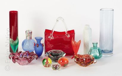 VERRERIE ET DECORATION Ensemble divers comprenant - trois vases haut en verre coloré,...