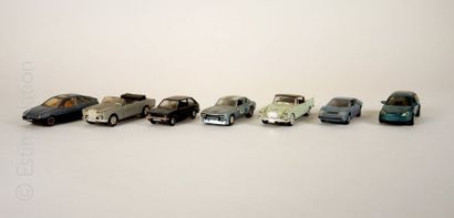 LOT DE VEHICULES MINIATURES 22 véhicules miniatures de marques diverses. Bon état...