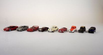 LOT DE VEHICULES MINIATURES 28 véhicules miniatures de marques diverses. Bon état...