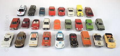 LOT DE VEHICULES MINIATURES 26 véhicules miniatures de marques diverses. Bon état...