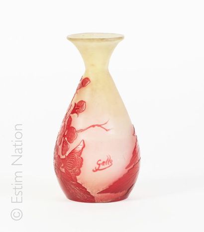 Émile GALLÉ (1846-1904) Petit vase soliflore en verre double couche à décor végétal...