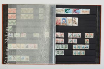 PHILATELIE Ensemble de 5 albums de timbres dont FRANCE (neufs et oblitérés) et postes...