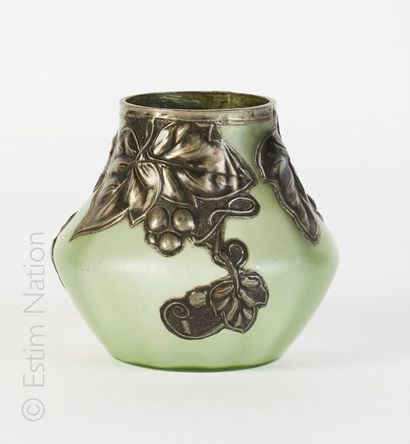 ART NOUVEAU Vase en verre satiné vert, monture en métal argenté à décor gravé et...