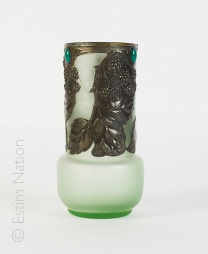 ART NOUVEAU Vase à col cylindrique en verre satiné vert, monture en métal argenté...