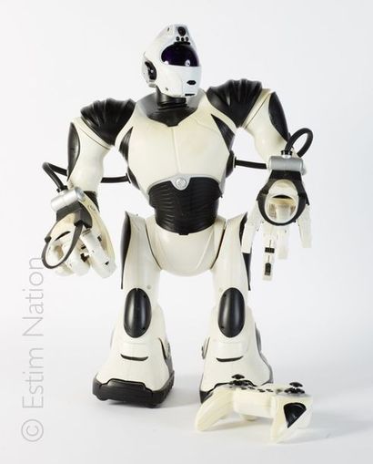 WOW WEE - ROBOT TELECOMMANDE Robot télécommandé WOW WEE, modèle ROBOSAPIEN V2. Avec...