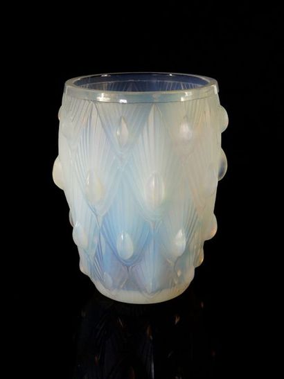 SABINO Vase en verre opalescent moulé et pressé à décor de motifs géométriques en...