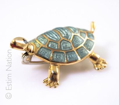 BROCHE TORTUE Broche en or jaune 18K (750/°°) à motif d'une tortue la carapace émaillée...