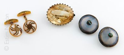 LOT de bijoux Lot comprenant une paire de clips d'oreilles ronds en argent (800/°°)...