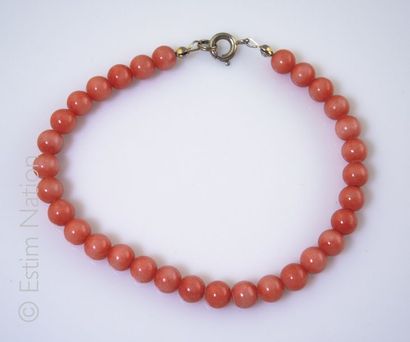 BRACELET CORAIL Bracelet composé de perles de corail. Fermoir mousqueton en métal...