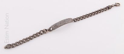BRACELET GOURMETTE DIAMANTS Bracelet en argent patiné (925/°°) maille gourmette présentant...