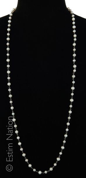 SAUTOIR PERLES Long sautoir à mailles en argent (925/°°) alternées de perles de cultures...