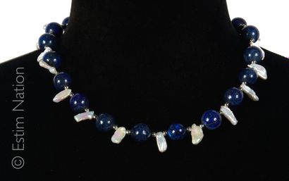 COLLIER LAPIS LAZULI ET PERLES Collier composé d'importantes perles de lapis lazuli...