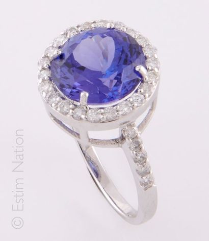 BAGUE TANZANITE DIAMANTS Bague en or gris 18K (750/°°) centrée d'une tanzanite ronde...