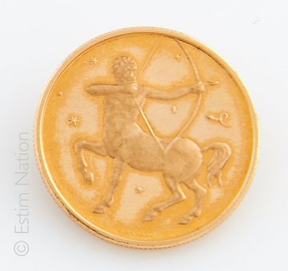 MEDAILLE OR JAUNE Médaille en or jaune 18K (750/°°) à motif du signe zodiacal du...