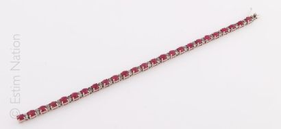 BRACELET RUBIS DIAMANTS Bracelet articulé en argent (925/°°) rehaussé de rubis ovales...