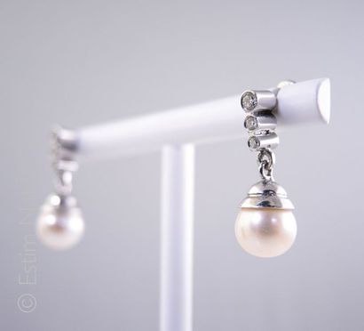 PENDANTS D'OREILLES DIAMANTS ET PERLE Paire de pendants d'oreilles en or gris 18K...