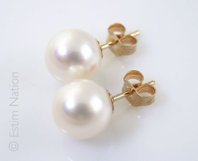 BOUCLES D'OREILLES PERLES Paire de boucles d'oreilles en or jaune 18K (750/°°) présentant...