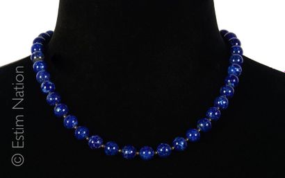 COLLIER LAPIS Collier choker composé de perles de lapis lazuli alternées de petites...