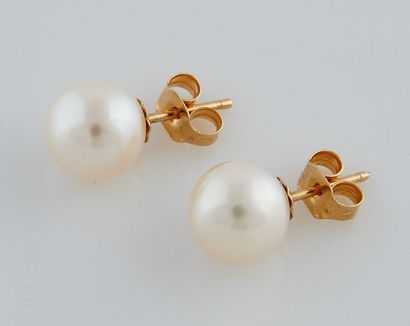 BOUCLES D'OREILLES PERLES Paire de boucles d'oreilles en or jaune 18K (750/°°) rehaussées...