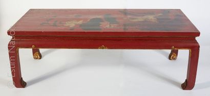 TABLE BASSE LAQUE Table basse de forme rectangulaire en laque de Chine à fond rouge,...