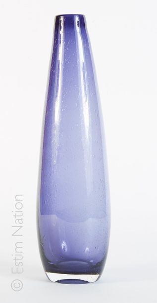 VASE DANS LE GOUT BIOT Vase dans le goût Biot en verre bullé coloré en dégradé de...