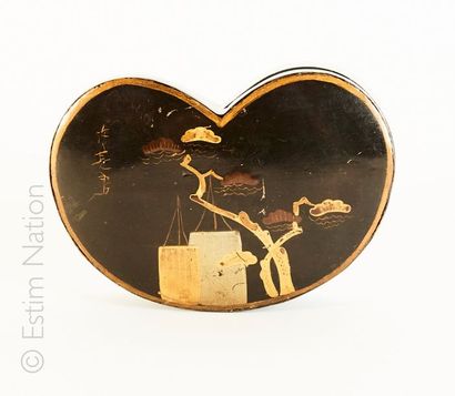 LAQUE JAPON Boîte en forme de cœur à décor laqué or sur fond noir. Japon 19e siècle....