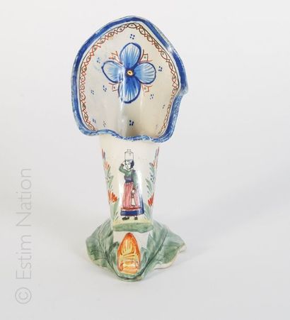 QUIMPER Vase cornet en faïence à décor de bretonne. Signé. H : 16,5 cm. Bon état...