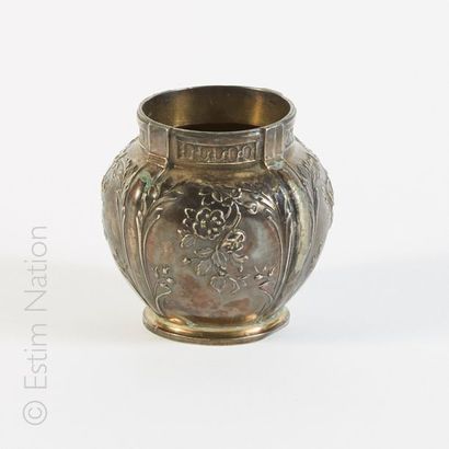 VASE ARGENT Petit vase en argent à décor floral


Epoque fin 19e siècle


H : 7 cm...