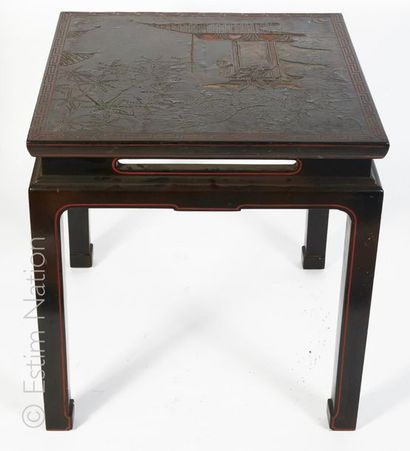TABLE BASSE LAQUE Table basse de forme carrée en laque de Chine à fond noir, le plateau...