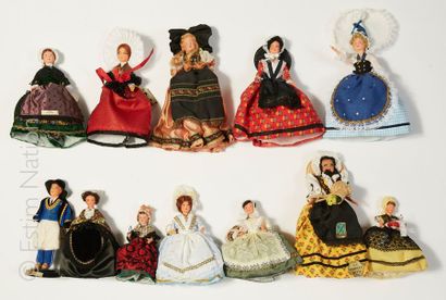 LOT DE POUPEES REGIONALES Ensemble de 13 poupées certaines en boites en costumes...