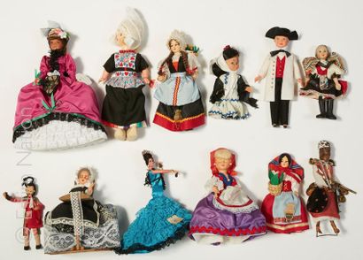 LOT DE POUPEES REGIONALES Ensemble de 14 poupées certaines en boites en costumes...