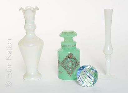 VASES ET DIVERS Lot comprenant deux vases en opaline blancs (Hauteur : 24 et 25 cm),...