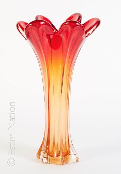 Vase Vase en verre rouge orangé formant une fleur stylisée. 


Hauteur : 35 cm