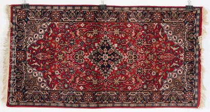 TAPIS GALERIE Tapis galerie en laine à fond rouge


Larg: 75 cm Long.: 150 cm


(bon...