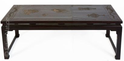 TABLE BASSE LAQUE Table basse de forme rectangulaire en laque de Chine à fond noir,...