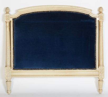 LIT STYLE LOUIS XVI Lit en bois laqué gris crème garniture en velours bleu. 


Dimensions:...