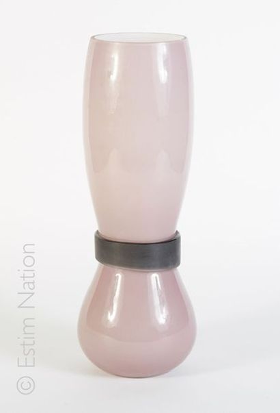 SALVIATI Vase en verre de Murano modèle ''Fasciati'' de couleur rose à décor d'anneau....
