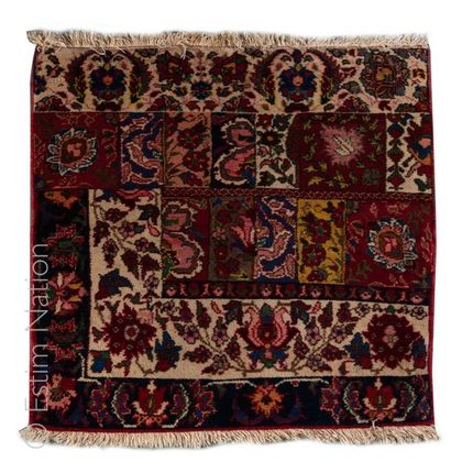 LOT DE 3 TAPIS Lot composé de 3 tapis en laine


Tailles variées jusqu'à 95 x 125...