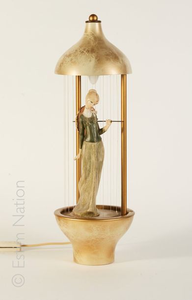 Lampe Lampe en métal et résine à décor de d'une femme tenant une ombrelle.


H :...
