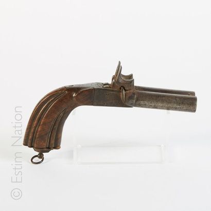 PISTOLET DOUBLE A PERCUSSION - VERS 1840 Pistolet double a percussion. 


Canons...