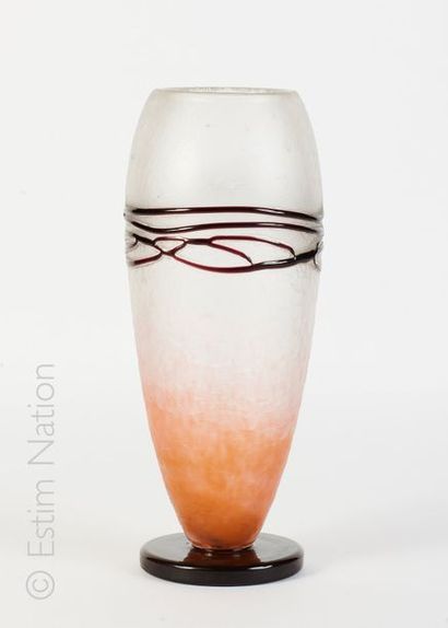 SCHNEIDER Vase ovoïde en verre à paraison bicolore blanc et orangé à décor dégagé...