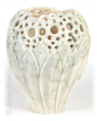 VASE EN MARBRE Important vase en marbre blanc sculpté et ajouré à décor de feuilles...