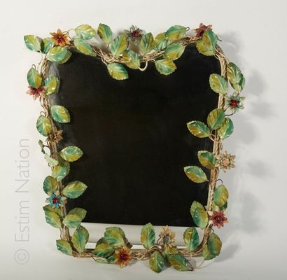 MIROIR Miroir à décors de feuilles et de fleurs en métal polychrome.


Dimensions...