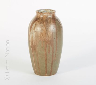 GRES VERS 1900 Vase en grès à décor de coulures brunes


Traces de signature sous...