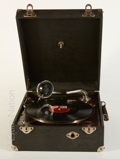 GRAMOPHONE Gramophone portable, marque non identifiée.
Bon état général extérieur
(fonctionnement...